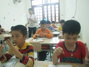 Một giờ học tính nhẩm bằng tay tại Trung tâm Phát triển giáo dục Tuệ Minh.
